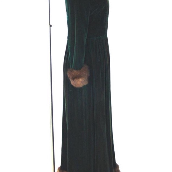 1970s Emerald Green Velvet Faux Fur Trim Dress - Picture 3 of 5